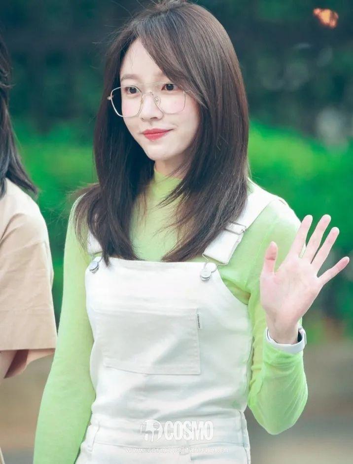 穿背带裤扎什么头发好看学生_学生气背带裤如何穿才时尚_穿背带裤上学