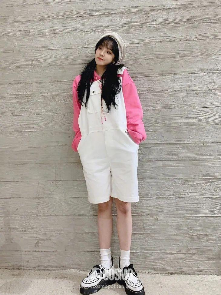 穿背带裤扎什么头发好看学生_学生气背带裤如何穿才时尚_穿背带裤上学