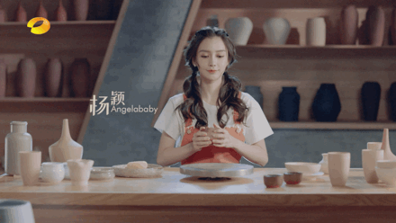 穿背带裤扎什么头发好看学生_穿背带裤上学_学生气背带裤如何穿才时尚