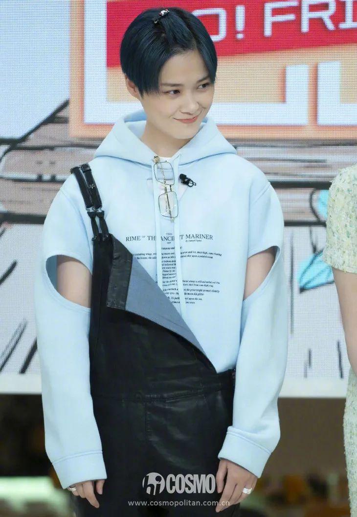 学生气背带裤如何穿才时尚_穿背带裤上学_穿背带裤扎什么头发好看学生