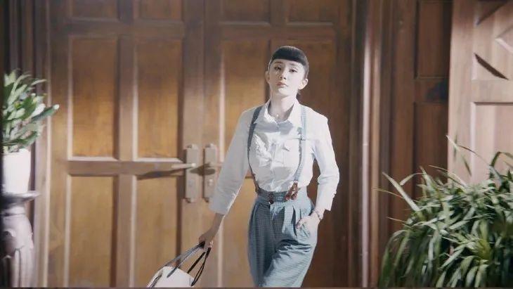 穿背带裤上学_穿背带裤扎什么头发好看学生_学生气背带裤如何穿才时尚