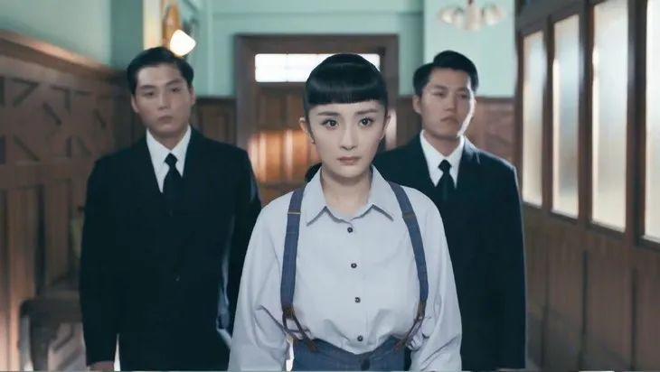 穿背带裤上学_穿背带裤扎什么头发好看学生_学生气背带裤如何穿才时尚