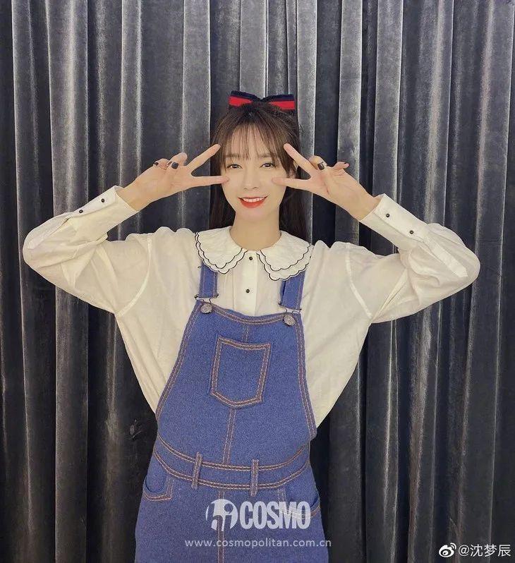 穿背带裤扎什么头发好看学生_穿背带裤上学_学生气背带裤如何穿才时尚