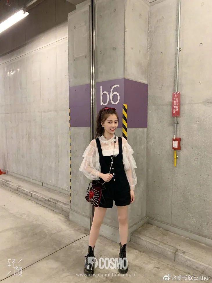 穿背带裤扎什么头发好看学生_穿背带裤上学_学生气背带裤如何穿才时尚