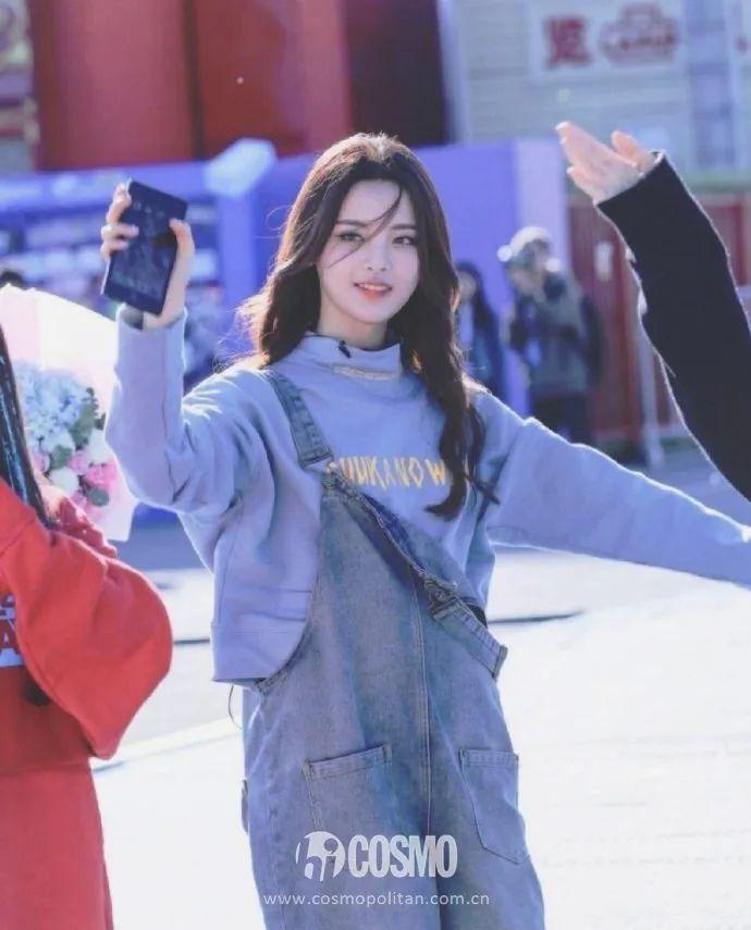 学生气背带裤如何穿才时尚_穿背带裤扎什么头发好看学生_穿背带裤上学