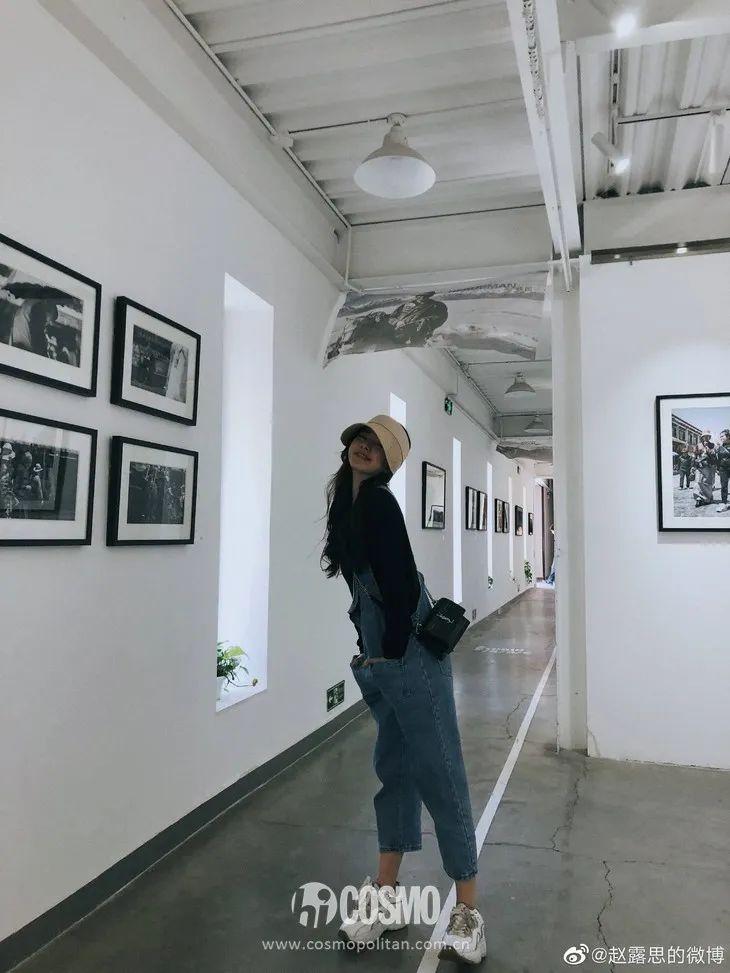 穿背带裤扎什么头发好看学生_学生气背带裤如何穿才时尚_穿背带裤上学