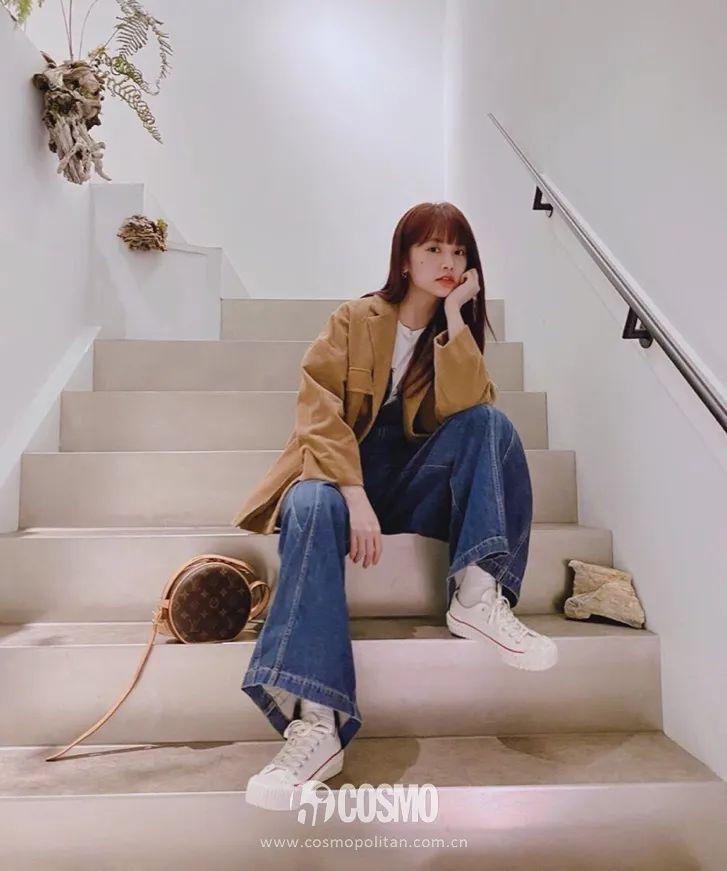 穿背带裤上学_穿背带裤扎什么头发好看学生_学生气背带裤如何穿才时尚