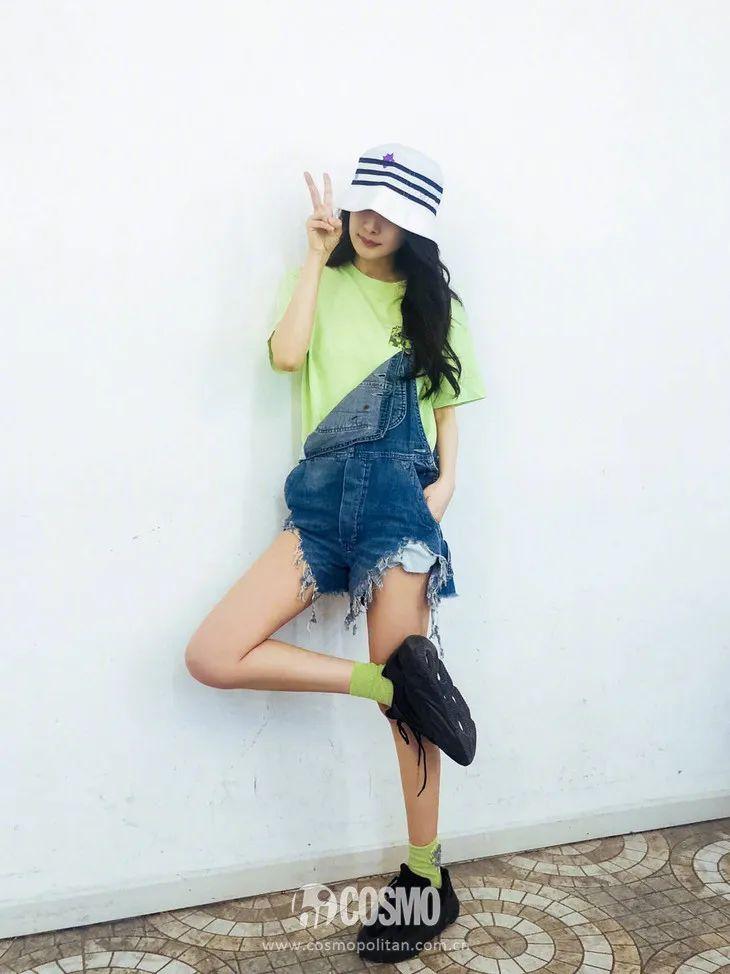 穿背带裤扎什么头发好看学生_学生气背带裤如何穿才时尚_穿背带裤上学