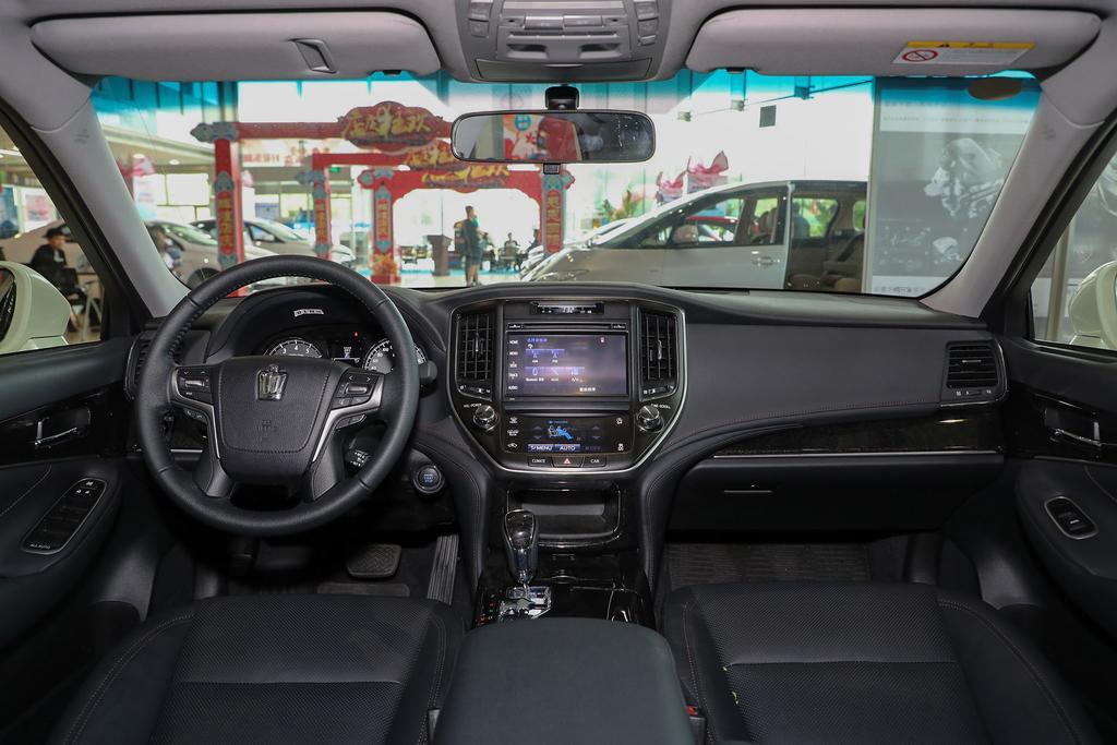 皇冠时尚版与运动版-皇冠运动版最新款多少钱(图8) 皇冠时尚限量版_皇冠运动版最新款多少钱_皇冠时尚版与运动版