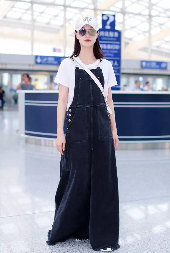 穿背带裤上学_穿背带裤配什么头型学生_学生气背带裤如何穿才时尚