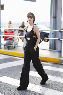 学生气背带裤如何穿才时尚_穿背带裤配什么头型学生_穿背带裤上学