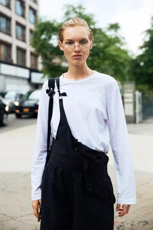 穿背带裤配什么头型学生_穿背带裤上学_学生气背带裤如何穿才时尚