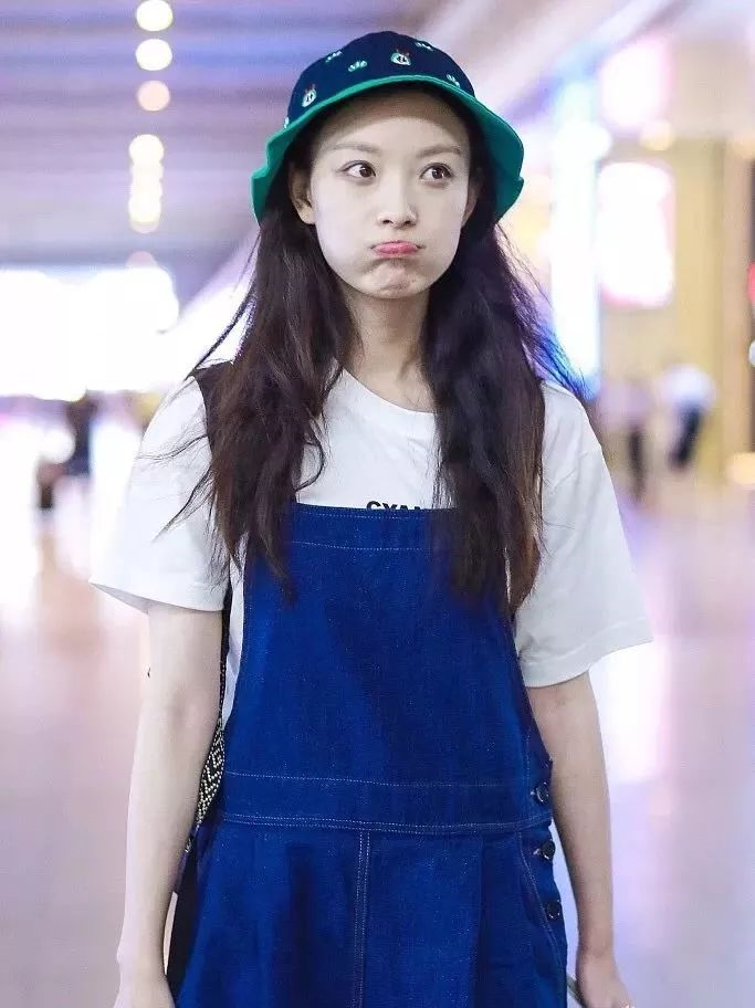 穿背带裤配什么头型学生_学生气背带裤如何穿才时尚_穿背带裤上学