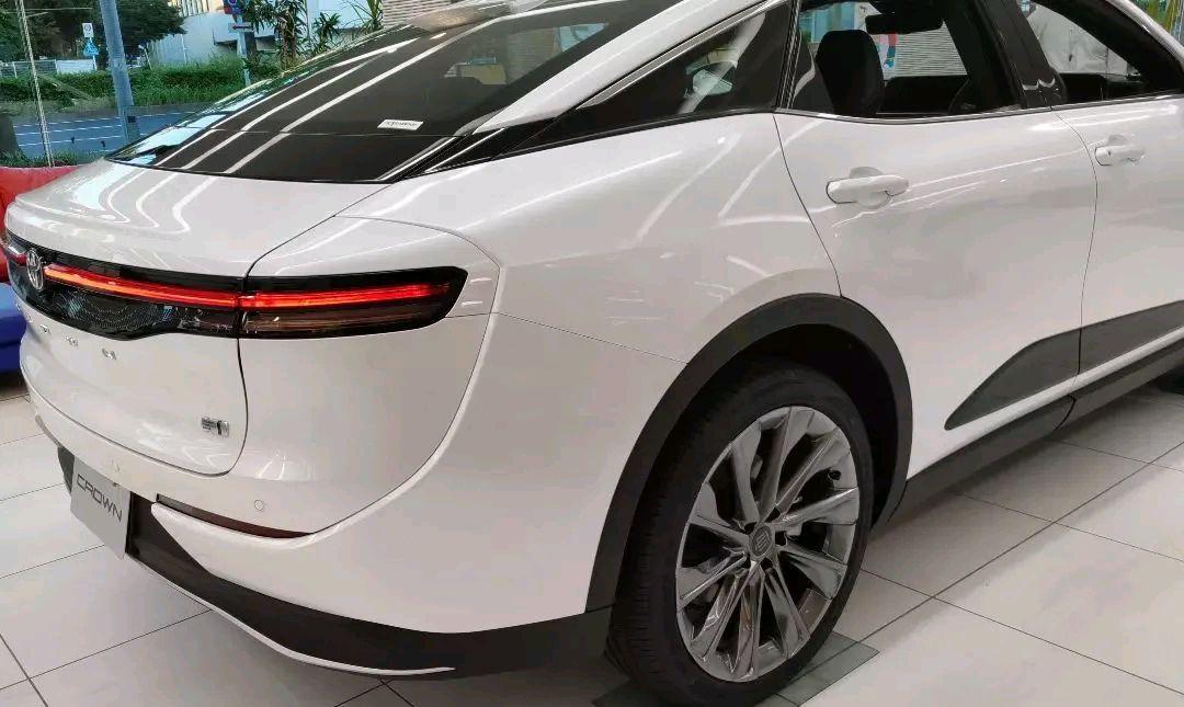 皇冠时尚版与运动版_皇冠2020运动版_皇冠运动版最新款多少钱