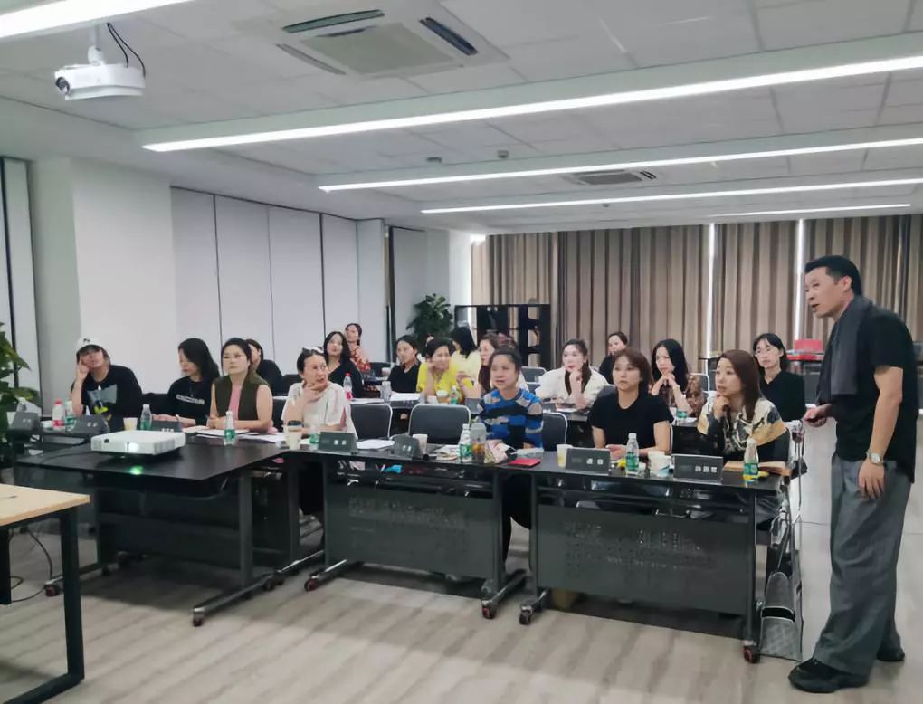 武汉潮流买手店_武汉hch买手店_武汉时尚买手培训