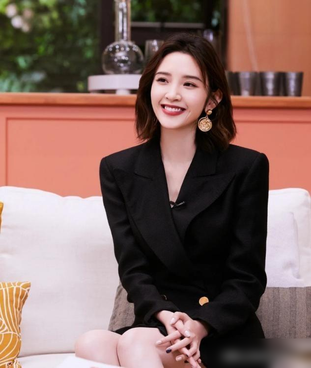 短发时尚洋气图片女_短发时尚发型女_时尚洋气短发图片