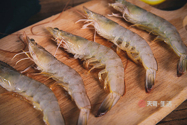 小龙虾除虾线的方法 小龙虾如何快速除虾线(图2) 小龙虾除虾线的方法